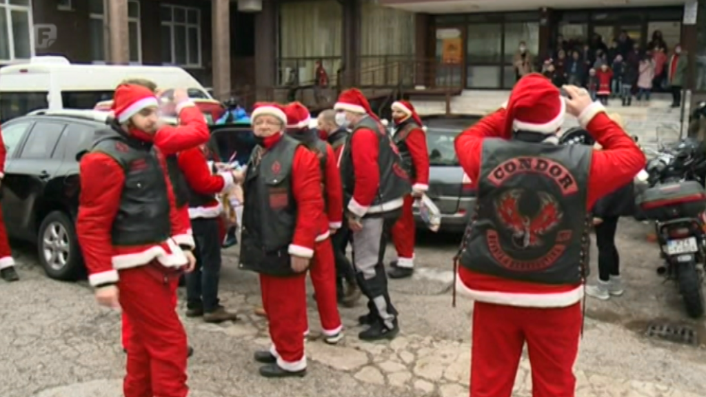 Motoristi obučeni u Djeda Mrazove obradovali mališane paketićima